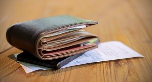 カードやレシートでパンパンに膨れた折りたたみ財布