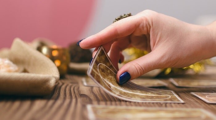 タロットカードをめくろうとしている手