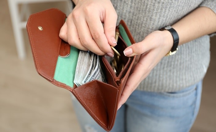 財布からお金を出そうとしている女性