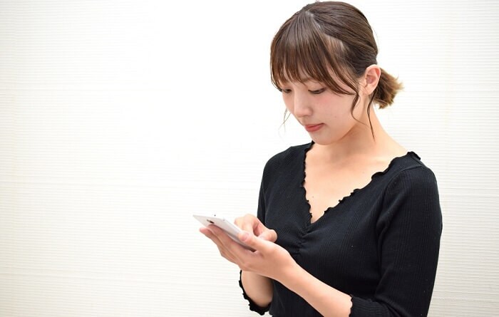 スマホをチェックする女性