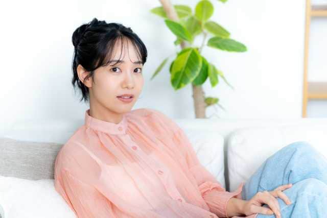 ソファに座る女性