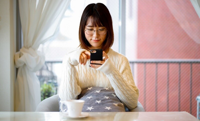 スマホを扱う女性