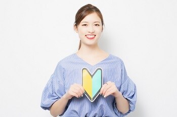 初心者マークを持った女性