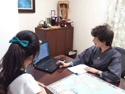 園田恵子先生の鑑定の様子
