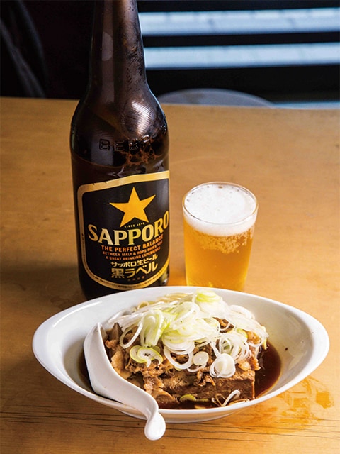 「牛肉豆腐」が名物の老舗やきとん店 池袋『千登利』