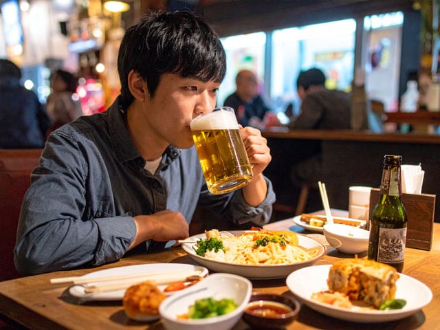 無人酒場のカオス! 利益かコンプラか、経営者を悩ます「未成年と酔っ払い爺さん」集客の“地雷”