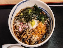 定食や蕎麦も楽しめる！ 70年以上愛される昼飲みの名店『やぶそば』