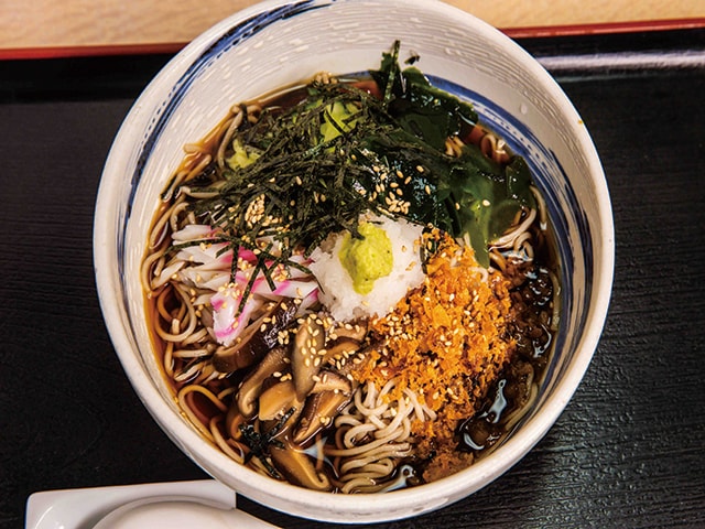 定食や蕎麦も楽しめる！ 70年以上愛される昼飲みの名店『やぶそば』