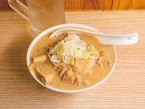 酒が止まらない！ 千住大橋『八ちゃん』で味わう「豚の煮込みとアミレバ」