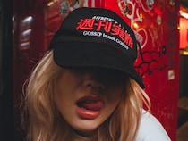 【朗報】週刊実話、お洒落アパレル発売へ　クリエイター集団ATTRCTRとのコラボ実現