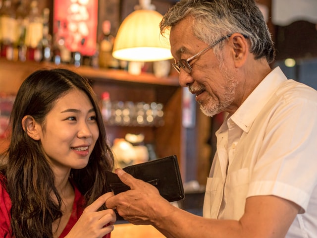 貢がせてナンボ!? “現役”にすがり「財布扱い」される“モテおじ”の成れの果て