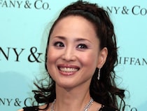 松田聖子の純白ドレスに衝撃！ 63歳“奇跡の美ボディー”に勃発した過激グラビア争奪戦