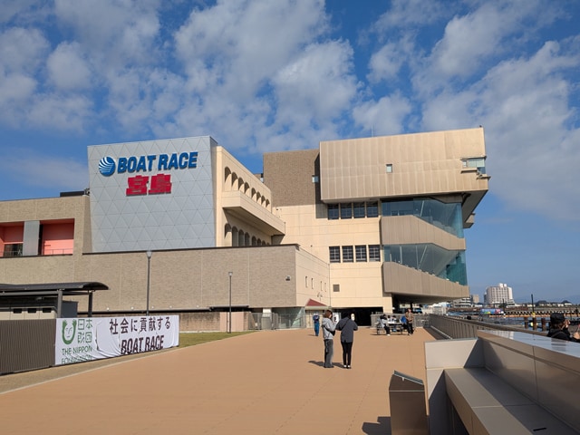 片道1万円の空路を見つけいざ聖地へ！ 景観日本一の宮島競艇で挑む首の皮一枚のガチ勝負