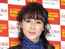 浅野ゆう子、65歳の「異次元美脚」に衝撃！20代モデル凌駕のショートパンツ姿が“奇跡”すぎる