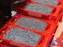 「財布がなくても打ててしまう」パチンコキャッシュレス化に賛否の嵐。依存症を助長する"劇薬"か、救済の"切り札"か？