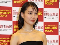 戸田恵梨香がイベントで大胆な背中見せドレス姿、次作での挑戦的演技にも期待