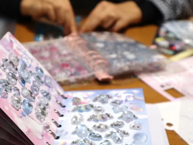 「偽サイトが750件超」「小学校で盗難多発」…ボンボンドロップシールブームの裏で子どもが食い物にされている現実