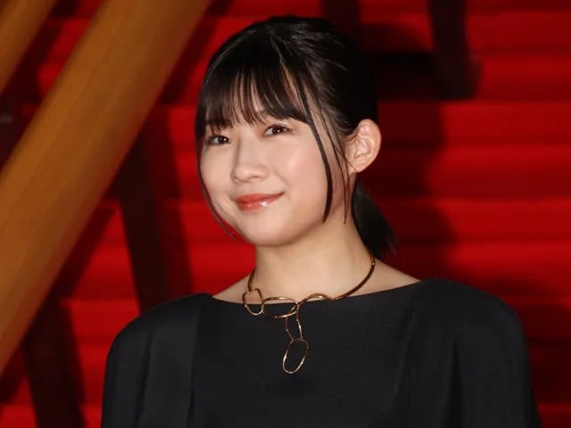 麻生久美子・デヴィ夫人・伊藤紗莉…美人芸能人が告白した壮絶“極貧エピソード”【前編】