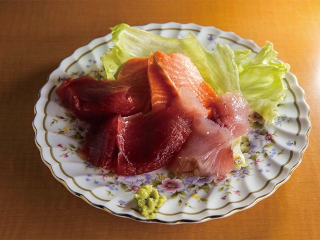 60年続く環七沿いの人情酒場! 常連が集う『環七酒場』で味わう刺し身と濃い焼酎割り