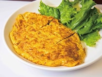70年愛される昭和の角打ち酒場！　『浜川崎商店』の絶品卵焼きと馬刺し