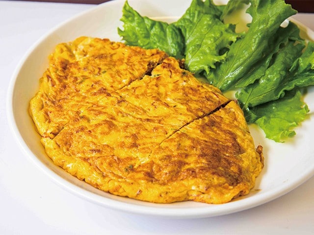 70年愛される昭和の角打ち酒場! 『浜川崎商店』の絶品卵焼きと馬刺し