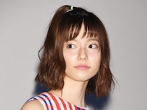 島崎遥香「薬指の指輪」でファン騒然！ “塩対応”から30代で「結婚モード」に入った理由