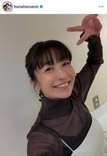 小野真弓44歳「猫まみれスカート！！」秋コーデで「激カワ」笑顔にドキっ　「相変わらずカワイイ」