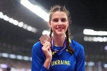 「眠れる森の美女」マフチフ選手、超ミニスカ×ホルターネックでニースの海に　女神級美しさに激震