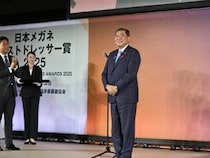 石破茂首相「日本メガネベストドレッサー賞」受賞に喜び　サングラス姿も披露、「いつも違う眼鏡かけてる」の声も