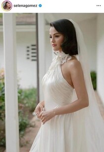 セレーナ・ゴメス33歳、純白ウェディングドレスで美しさ限界突破　4歳年上夫とラブラブなキッスも
