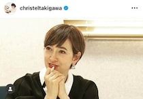 滝川クリステル48歳、ヘッドフォンかけiPad見つめ...久しぶり「ラジオの収録」ショットがステキ