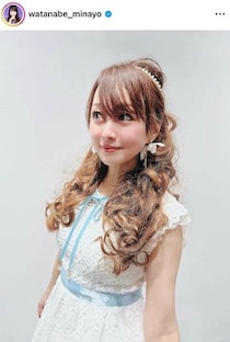 渡辺美奈代56歳、脚ほそっ...ミニドレスでバースデーライブ　「お人形さんみたい」「可愛すぎ」話題沸騰