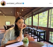 武井咲、シンプル白シャツコーデから漂うオーラ...名古屋に降臨　「変わらない美しさ」ファン悶絶