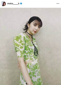 上白石萌歌、背中ちら見えレースの白キャミ×デニム姿が「激カワ」　「ロングヘアー素敵」「天使だ」