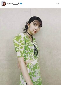 上白石萌歌、背中ちら見えレースの白キャミ×デニム姿が「激カワ」　「ロングヘアー素敵」「天使だ」