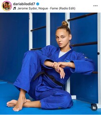 ウクライナ「9等身」美女柔道家ビロディド、妖艶コスチュームで色気ダダ漏れ　頬に軽く手を添え