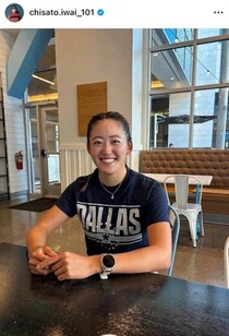 女子ゴルフの岩井千怜、美しいハワイの海で初サーフィン！　ボディバランスすごすぎ「天才か」