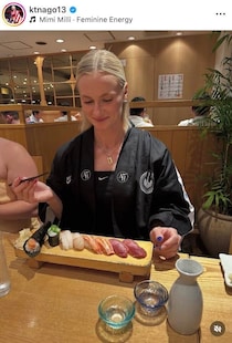 女子棒高跳び「金」ケイティ・ムーン、ミニ丈ワンピで日本満喫...ステキ笑顔ショット「Arigato Tokyo」