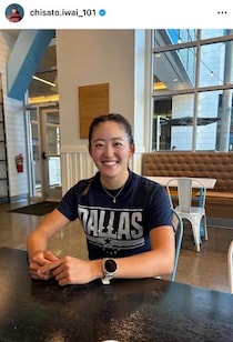 女子ゴルフの岩井千怜、美しいハワイの海で初サーフィン！　ボディバランスすごすぎ「天才か」