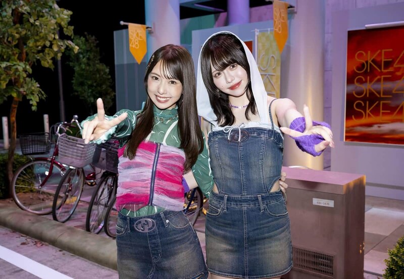 SKE48の新曲「Karma(カルマ)」ミュージックビデオ(MV)撮影時のひとコマ。ダブルセンターの熊崎晴香さん(左)と佐藤佳穂さん(右)(c)2025 Zest, Inc. / AMC