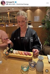 女子棒高跳び「金」ケイティ・ムーン、ミニ丈ワンピで日本満喫...ステキ笑顔ショット「Arigato Tokyo」