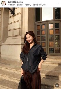 サッカー堂安律の美人妻・明松美玖、色気ダダ漏れ...シースルートップス＆ジャケットの秋コーデで「激カワ」