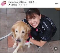 女子バレー野中瑠衣、ユニ姿とは雰囲気変わって...赤ノースリ私服で「激カワ」　ソフトクリームをペロリ