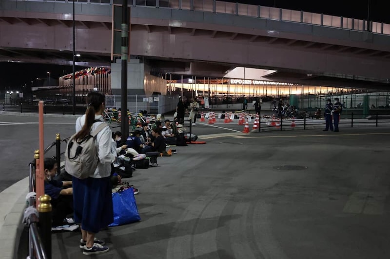 前日の22時半頃には100人以上が列を作った=10月7日、大阪市此花区