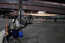 「当日券がなくなってしまう」万博会場に入ろうと徹夜組が続出　先頭は14時から、夜には100人以上が列