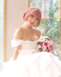 ドレス姿の修正画像に「え？！？！！」　タレントがライブ配信アプリの広告に困惑...反応さまざま