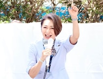 三原じゅん子氏、小泉進次郎陣営の集合写真で「隠れた」？　指摘に反論「違う角度からのカメラにはしっかり写っています」