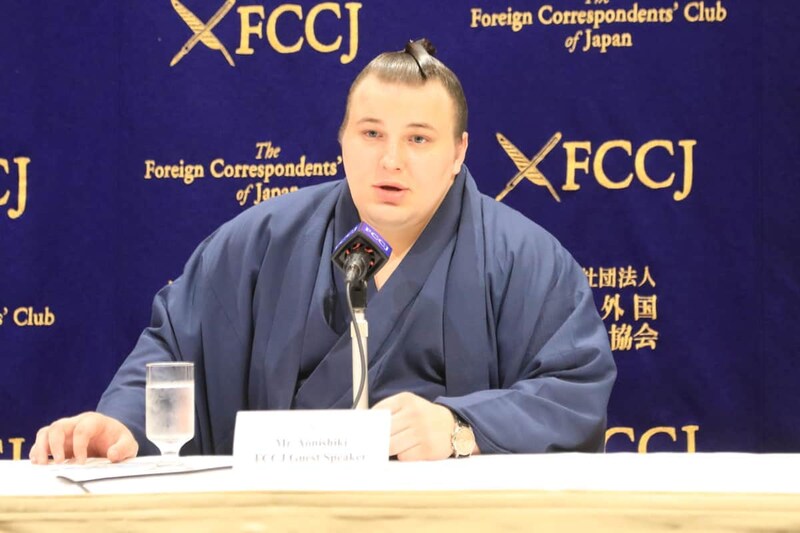 日本外国特派員協会で記者会見する小結・安青錦関。母国・ウクライナについては多くを語らなかった