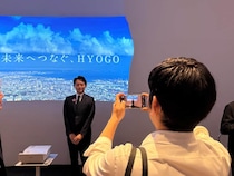 「半年で終わるのはもったいない」斎藤元彦知事は万博大好き　来場者と記念撮影...ピリピリ定例会見と全然違う姿