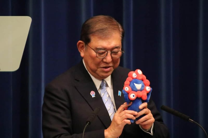 開幕直後の2025年4月の記者会見でも、ミャクミャクの人形を手にPRしていた